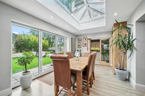 Dining Room to garden and Kitchen.jpg