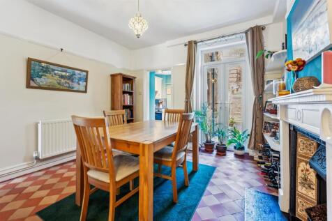 Dining Room towards garden.jpg