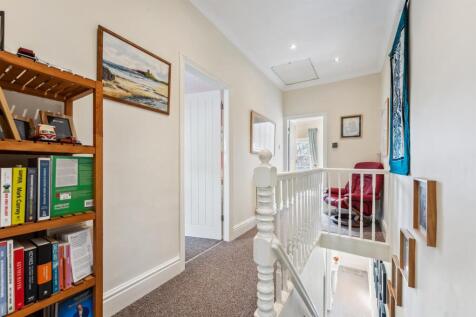 First floor landing towards bedrooms.jpg