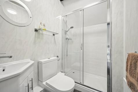 Bedroom Three en-suite.jpg