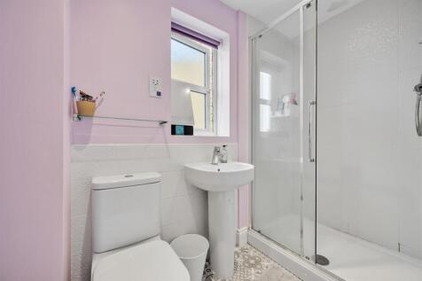 Bedroom One en-suite.jpg