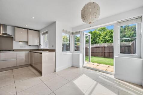 Dining area to kitchen and garden.jpg