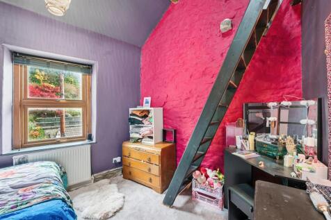 Bedroom to wall and window.jpg