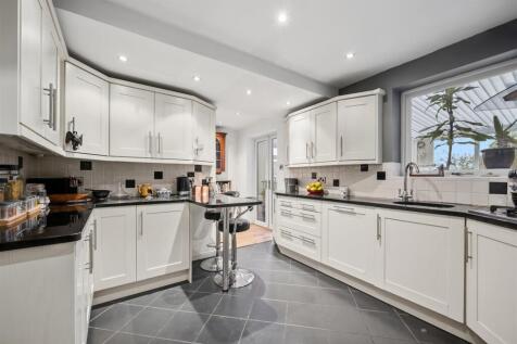 Kitchen - breakfast bar.jpg