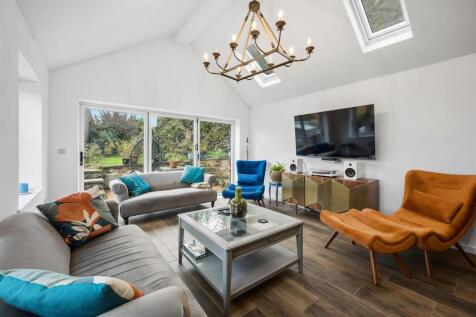 Living Room towards bifold doors.jpg