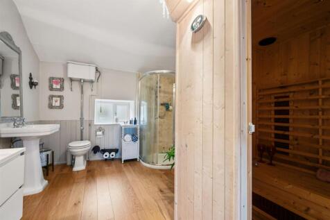 Sauna and en-suite.jpg