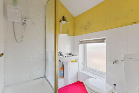 Top Apt Shower Room