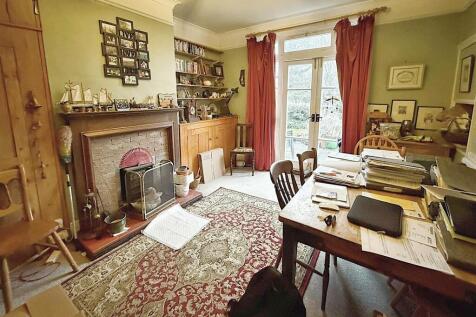 DINING ROOM :