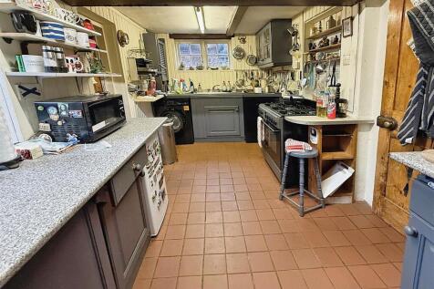 KITCHEN :