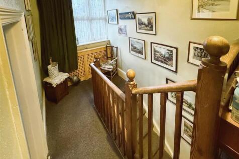 FIRST FLOOR LANDING :