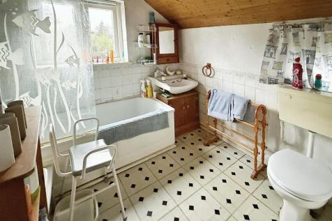 BATHROOM :