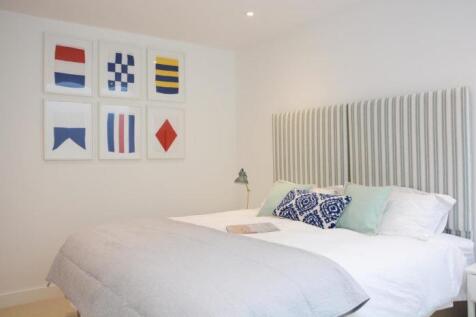 Twin-to-flags-PLEASE-LIGHTEN-700x466.jpg