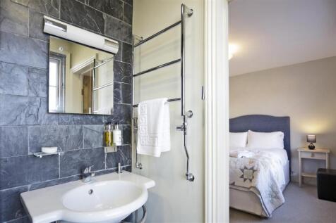 Barley House bedroom 1 ensuite.jpg