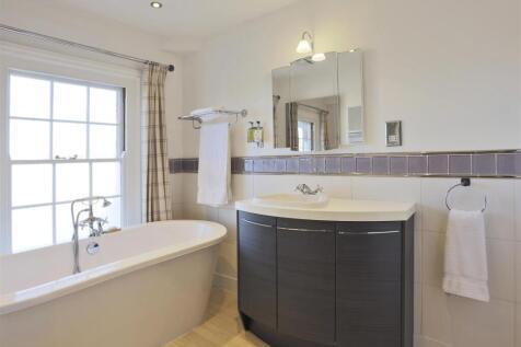 En-suite bathroom to family suite.jpg