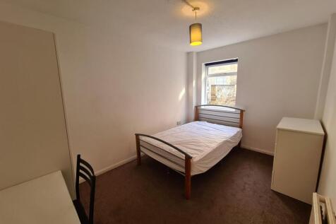 28 Newmarket Rd Room 1