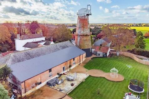 The Granary/Holiday Let &amp; Windmill