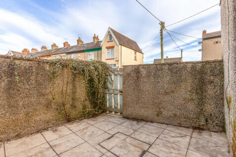 Walled Rear Yard	