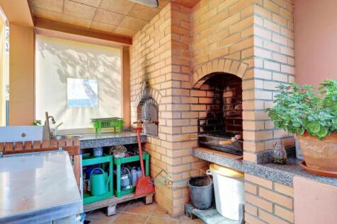 outdoor kitchen with bbq, pizza oven and sink