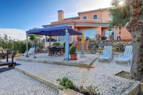 plenty of space for sunbathing and relaxing