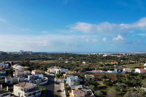 close to alvor and the beach