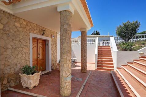 steps down from parking to the main entrance