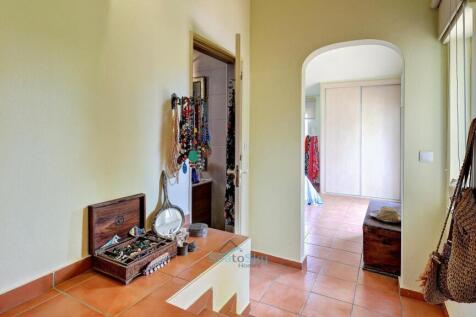 steps to the master bedroom