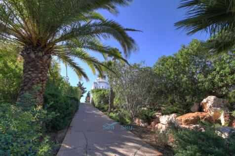 wraparound driveway to double garage