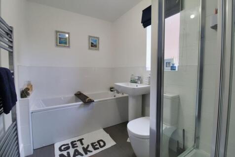 Main  En-Suite Bathroom