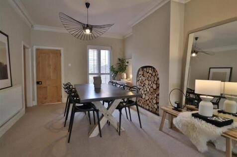 LIVING/ DINING ROOM