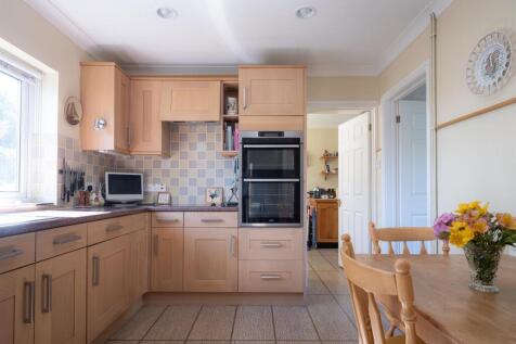 6 St Josephs Drive-12.jpg