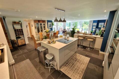 Kitchen 2.jpg