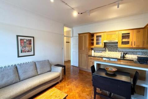 Open plan lounge/kitchen