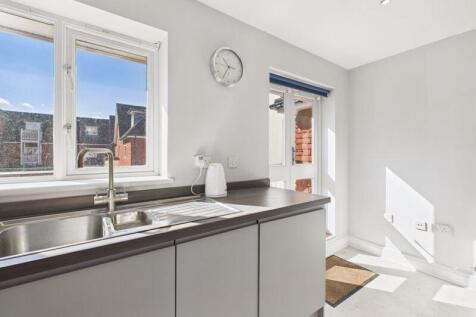 Kitchen sink &amp; view 