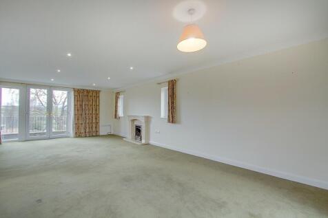 Sitting/dining room 