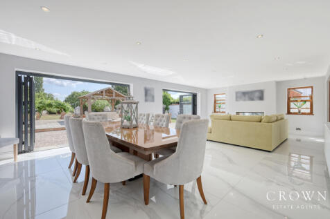 Dining /Family Room with duble Bi-Fold Doors to th