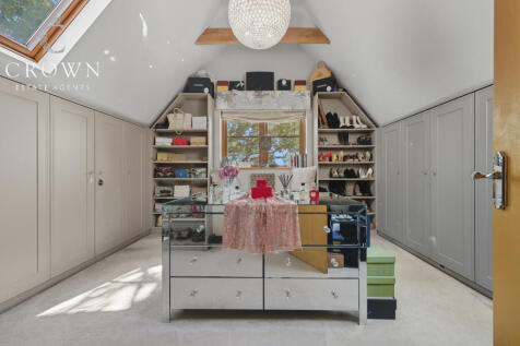 Fully fitted dressing room to Master Suite