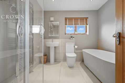 Family Bathroom To The First Floor