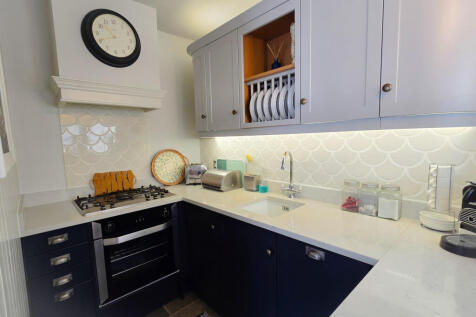 Kitchen (view 2)