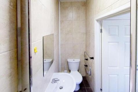 22-Pocklingtons-Walk-F2-Bathroom.jpg