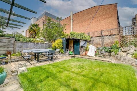 17 Hadley Gardens-3.jpg