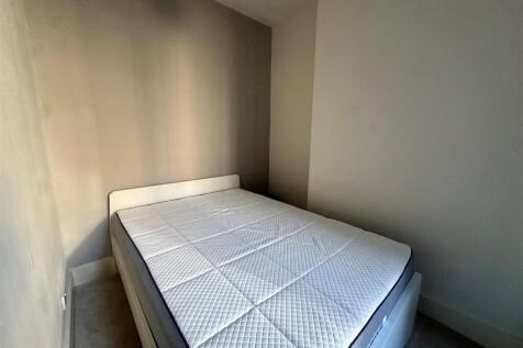 Warriner gdns, bedroom 1, EH.jpg