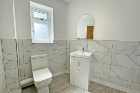Higher Efford Road 54 - En Suite.jpg