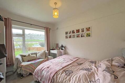 Laira Park Road 31 Bed 2.jpg