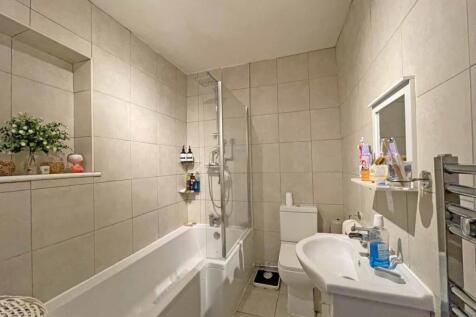 Laira Park Road 31 Bathroom.jpg