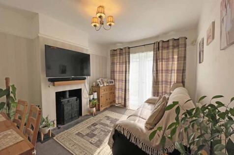 Laira Park Road 31 - New Lounge 2.jpg
