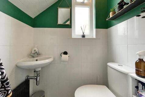 Cross Park Road 23 - Cloakroom.jpg