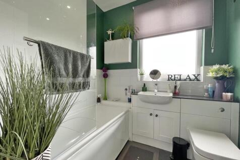 Cross Park Road 23 - Bathroom.jpg