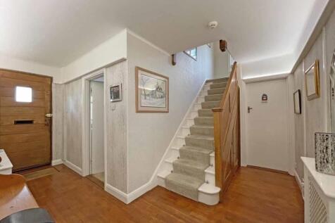 Great Berry Road 14 Entrance Hall.jpg