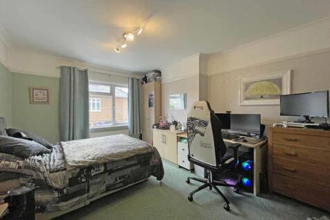 Great Berry Road 14 Bed 2.jpg