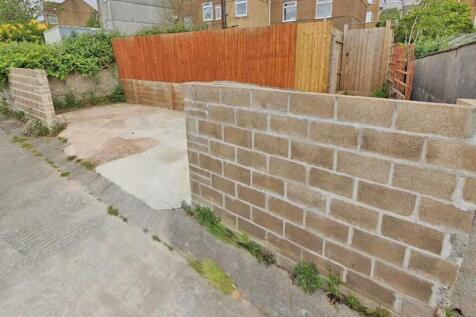 Kiel Place 5 Rear Hardstanding.jpg